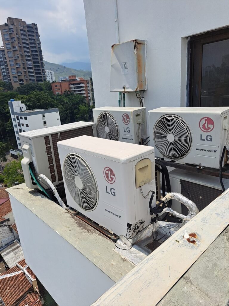 Oficina con aire acondicionado instalado
