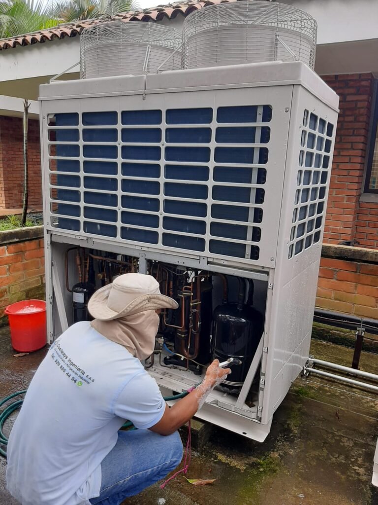 Técnico reparando equipo exterior